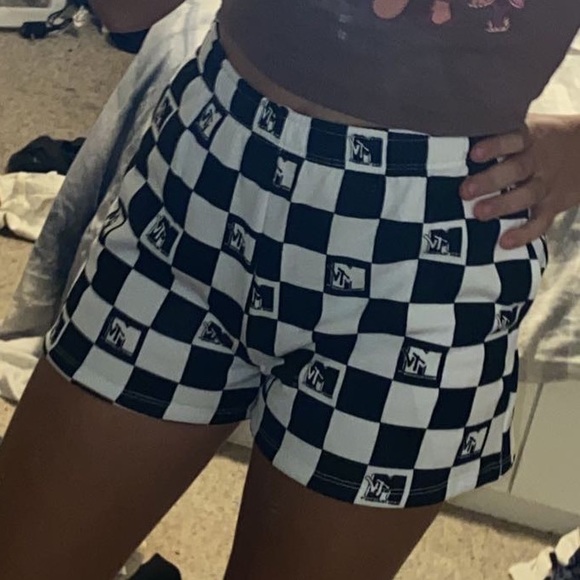 THRIFTED MTV Black and White Shorts Size M - Picture 2 of 3